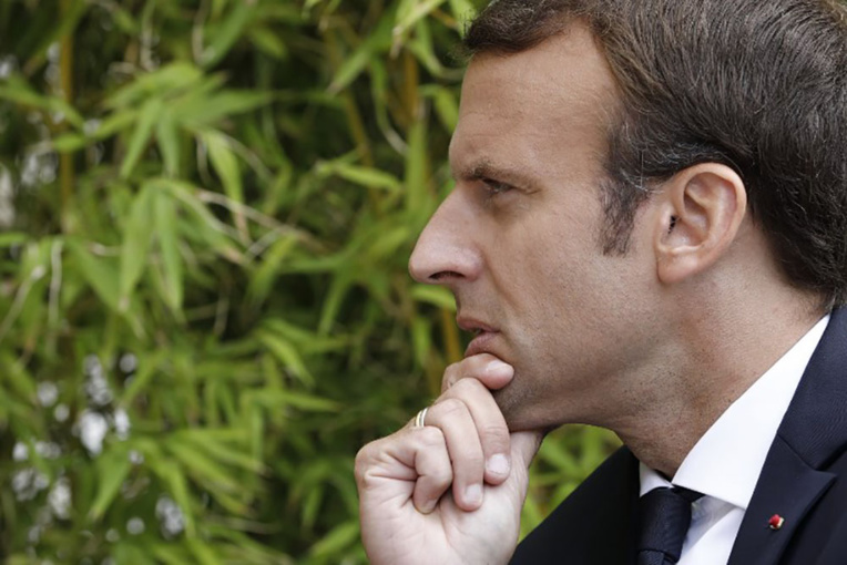 Macron entend "l'impatience du peuple" mais demande à être jugé sur la durée