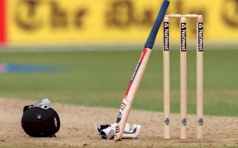Londres : un carreau d'arbalète tiré lors d'un match de cricket