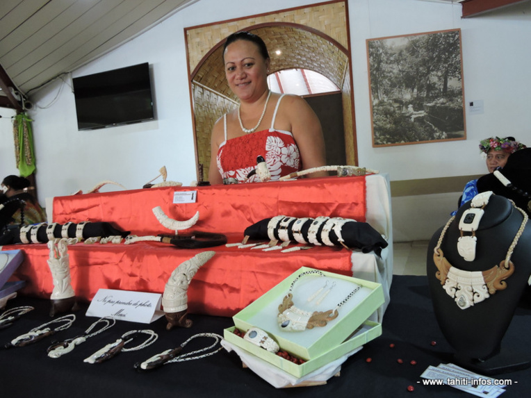 Augustine Teriimana expose pour son beau-frère Marc Barsinas, sculpteur aux Marquises. Augustine Teriimana expose pour son beau-frère Marc Barsinas, sculpteur aux Marquises.