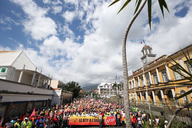La Réunion: patrons et salariés dans la rue contre "l'agonie du BTP" La Réunion: patrons et salariés dans la rue contre "l'agonie du BTP"
