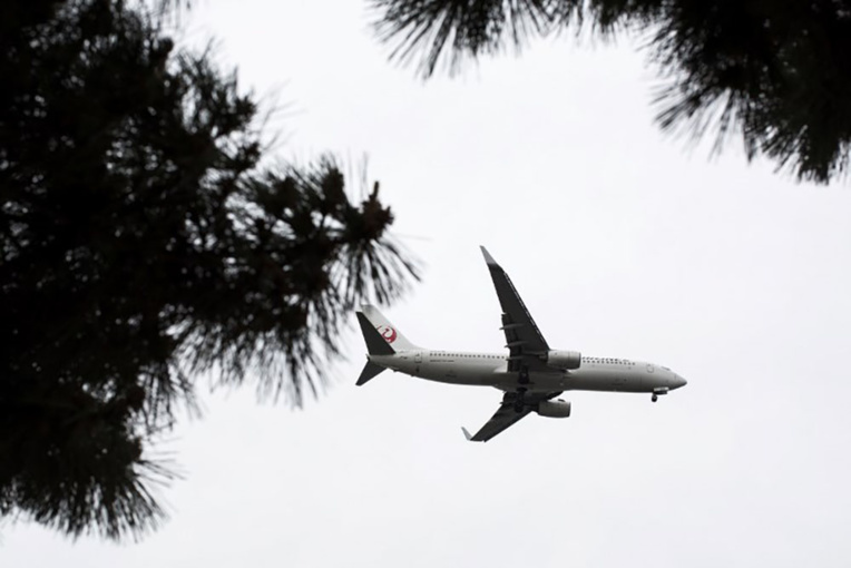 Un avion de JAL atterrit en urgence, problème de moteur Un avion de JAL atterrit en urgence, problème de moteur