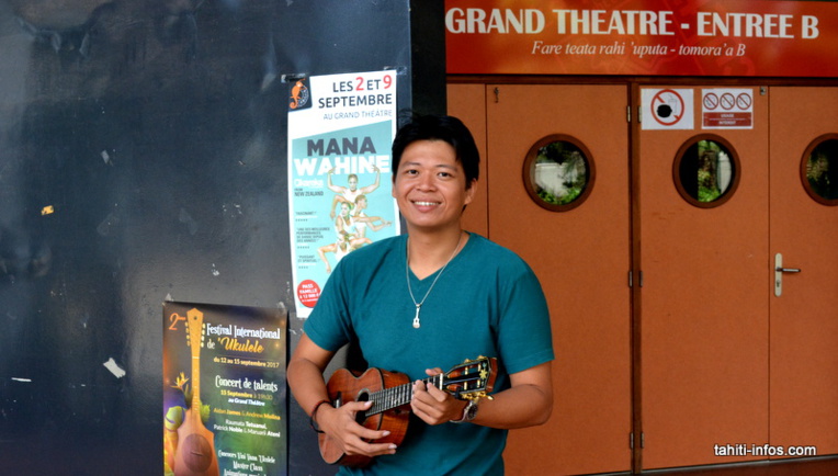 Ryane, joueur de 'ukulele professionnel et professeur de 'ukulele à Tahiti.