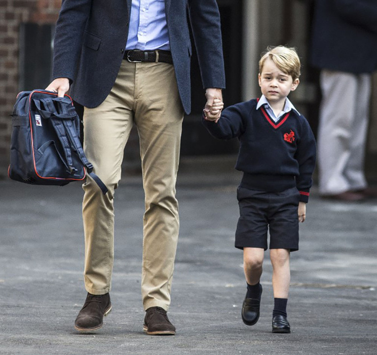 GB: George, le petit prince, entre à l'école sans sa mère