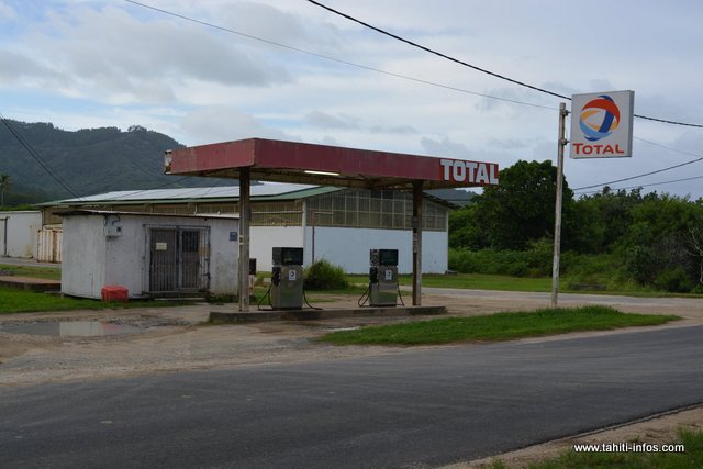 À Tubuai, on limite à 1 500 francs le remplissage du carburant par véhicule.