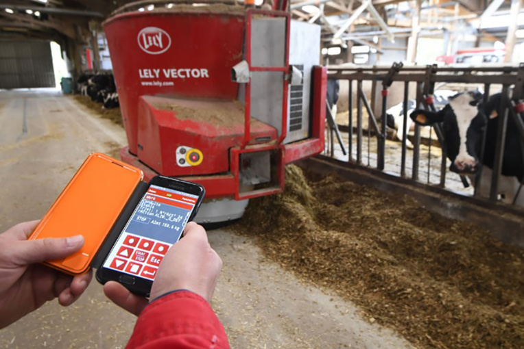 La ferme robotisée ? Pour Antoine, éleveur laitier, un gain de temps et d'argent La ferme robotisée ? Pour Antoine, éleveur laitier, un gain de temps et d'argent