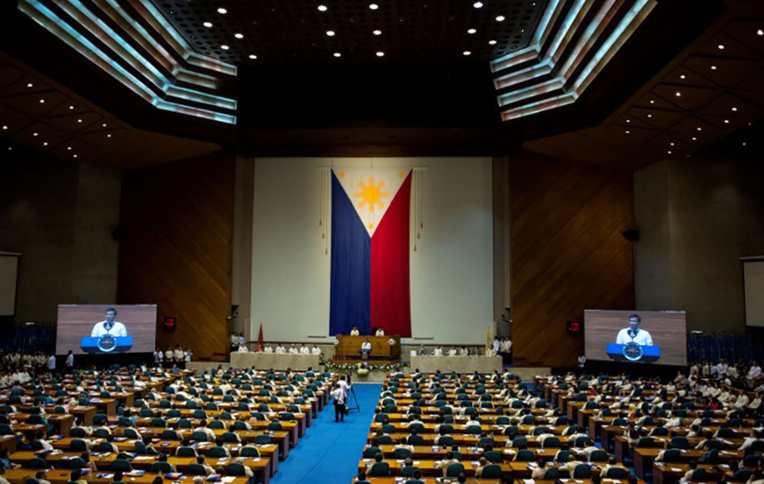 Le Congrès philippin s'attaque aux droits de l'homme et à la Cour suprême