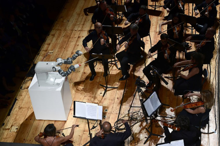 Le robot chef d'orchestre vole la vedette au ténor Le robot chef d'orchestre vole la vedette au ténor