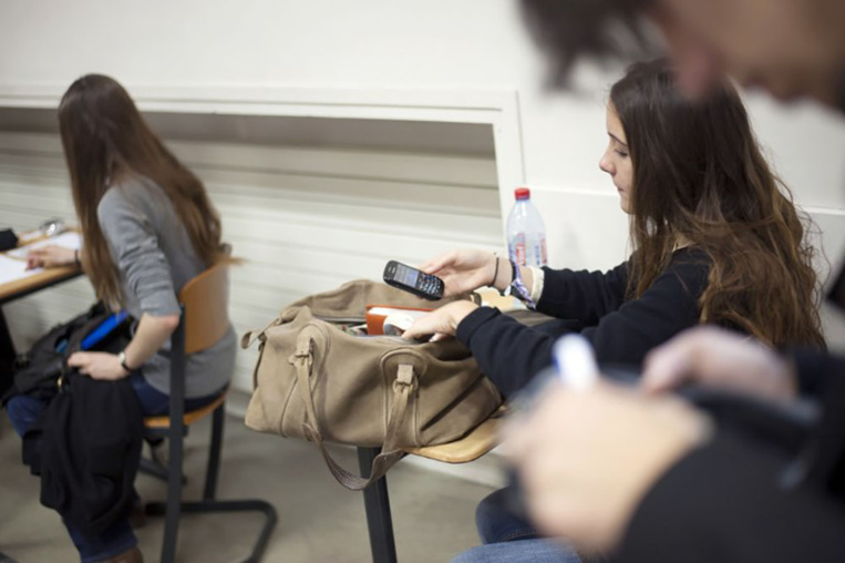 Vers une interdiction du portable au collège en 2018, selon Blanquer Vers une interdiction du portable au collège en 2018, selon Blanquer