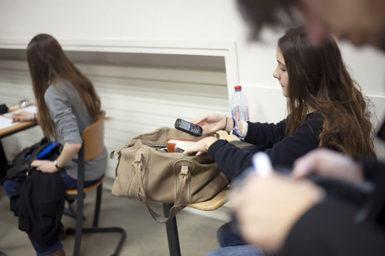 Vers une interdiction du portable au collège en 2018, selon Blanquer