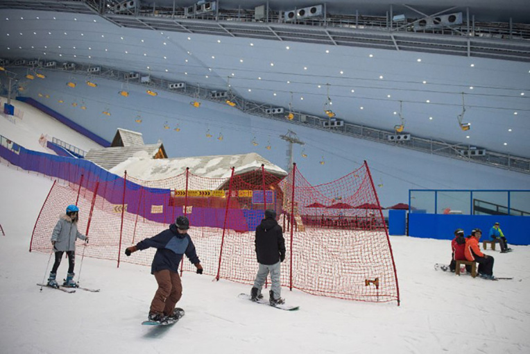 En Chine, dans le plus grand parc de ski en salle du monde