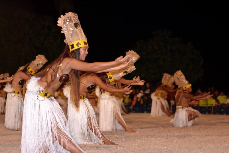 La troupe de Tiputa a ouvert les concours de chants et danses, lundi soir.