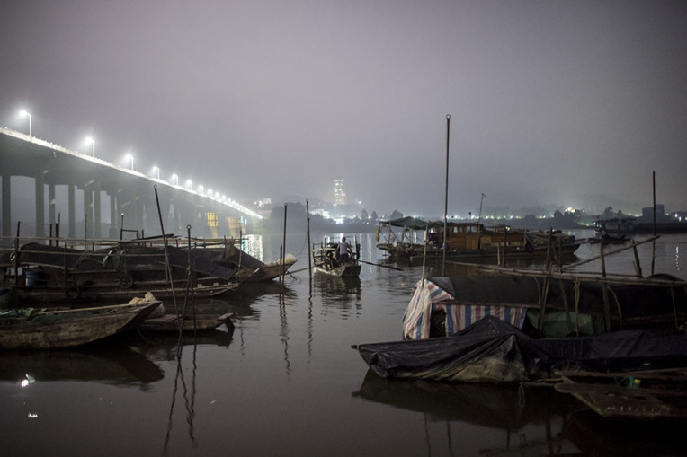 Chine: sur la rivière, des pêcheurs emportés par la vie moderne