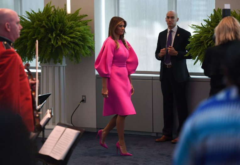 Melania Trump reçoit les Premières dames en rose fluo