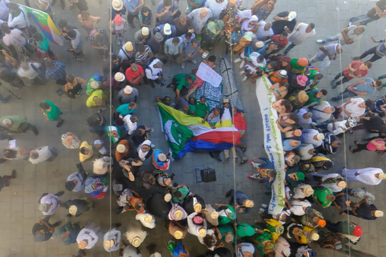 La tension monte à Mayotte après l'annonce de la gratuité du visa entre l'île et les Comores La tension monte à Mayotte après l'annonce de la gratuité du visa entre l'île et les Comores