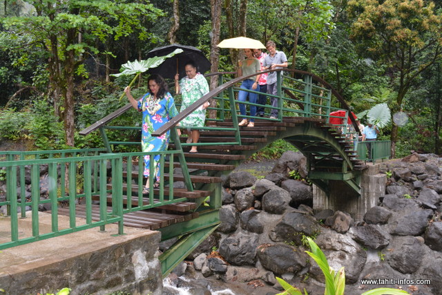 Le pont aux trois cascades est plus pratique.
