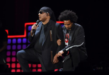 Stevie Wonder s'agenouille durant un concert contre la pauvreté