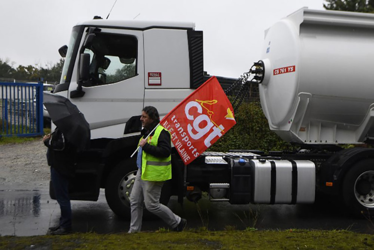 Contre la réforme du travail, des routiers ciblent routes et dépôts pétroliers Contre la réforme du travail, des routiers ciblent routes et dépôts pétroliers