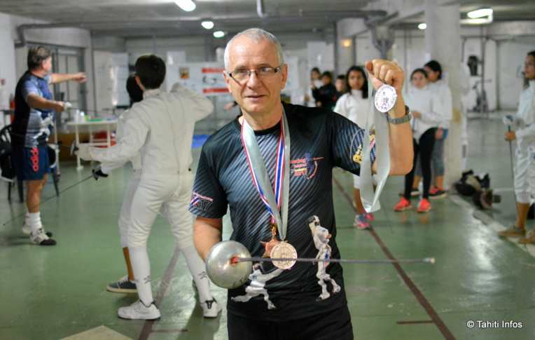 Jean Cunéo, devant les jeunes de l'Escrime Tiki Club à l'entrainement Jean Cunéo, devant les jeunes de l'Escrime Tiki Club à l'entrainement