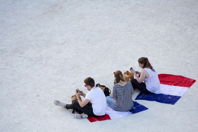 Lâchez vos smartphones! Le manque d'activité physique gagne du terrain en France Lâchez vos smartphones! Le manque d'activité physique gagne du terrain en France