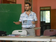 Arthur Cottrel présente son projet aux habitants de Moorea.