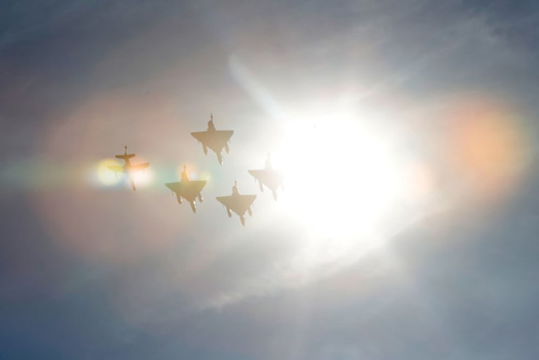 Un Mirage 2000 français s'écrase à N'djamena, le navigateur blessé Un Mirage 2000 français s'écrase à N'djamena, le navigateur blessé