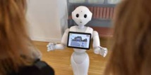 Un robot signe une convention au nom du patron de l'X Un robot signe une convention au nom du patron de l'X