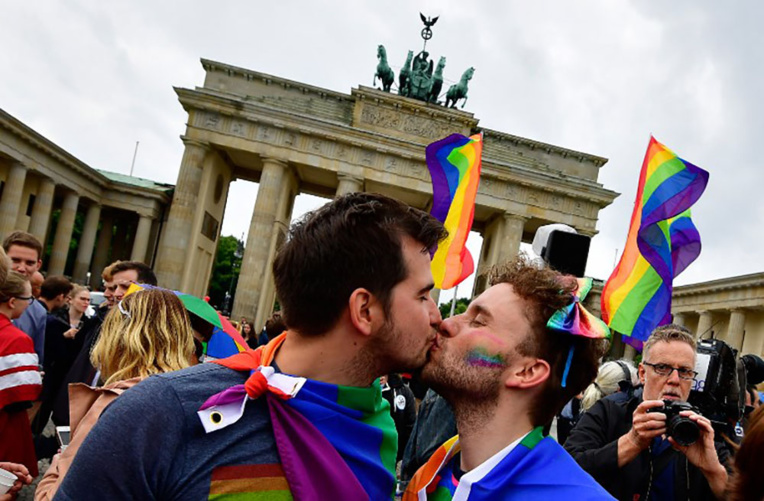 L'Allemagne célèbre dimanche ses premiers mariages homosexuels L'Allemagne célèbre dimanche ses premiers mariages homosexuels