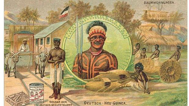Antérieure au XXe siècle, cette carte postale montre les bienfaits de la colonisation allemande sur cette partie de la Nouvelle-Guinée.