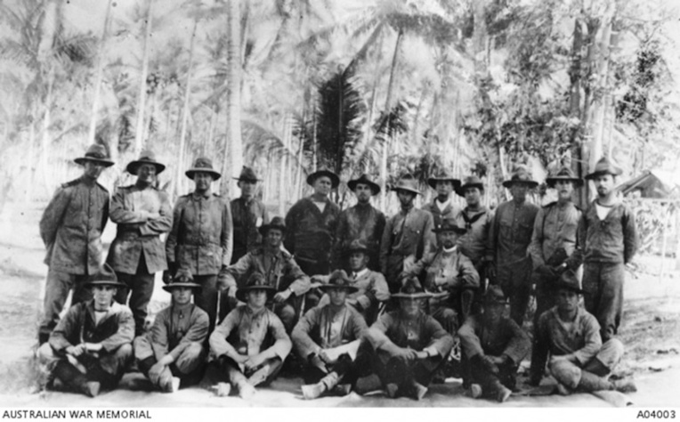 On ne rit plus : en 1914, la guerre est déclarée et les troupes australiennes ne font qu’une bouchée des quelques hommes armés de la Terre de l'Empereur-Guillaume (« Kaiser-Wilhelmsland »). Sur le terrain, la Royal Australian Naval Brigade, et l’Australian Navy and Military Expeditionary Force (AN&MEF). On ne rit plus : en 1914, la guerre est déclarée et les troupes australiennes ne font qu’une bouchée des quelques hommes armés de la Terre de l'Empereur-Guillaume (« Kaiser-Wilhelmsland »). Sur le terrain, la Royal Australian Naval Brigade, et l’Australian Navy and Military Expeditionary Force (AN&MEF).