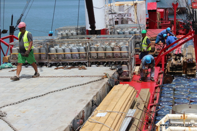 Le Mareva Nui embarque 880 tonnes de provisions pour les Australes