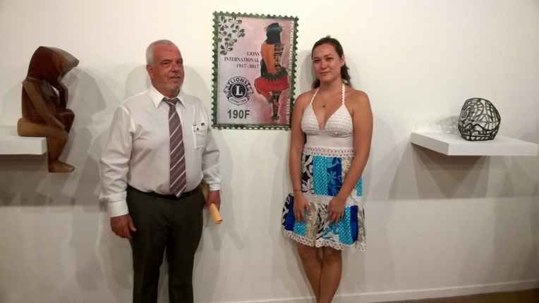 Patrick Bagur, président du Lions Club Papeete, avec Moea, l'artiste qui a dessiné ce timbre