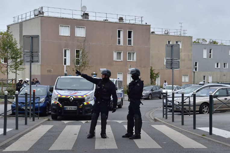 Des bouteilles d'essence avec un dispositif d'allumage découvertes sous des camions Lafarge