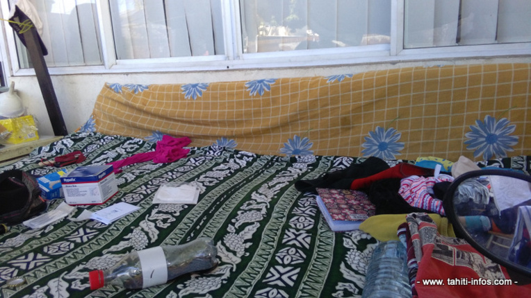 Le lit, arrangé de matériel récupéré sur les trottoirs. Le lit, arrangé de matériel récupéré sur les trottoirs.