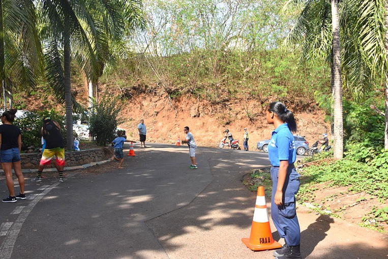 Le cross de Henri Hiro encadré par des stagiaires de la police de Faa'a