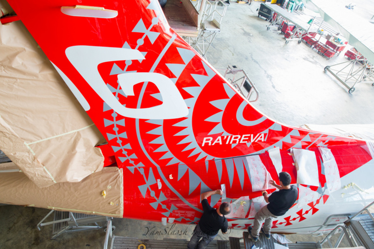 Pose de l'empenage (@ Yam Slassh Images) Pose de l'empenage (@ Yam Slassh Images)