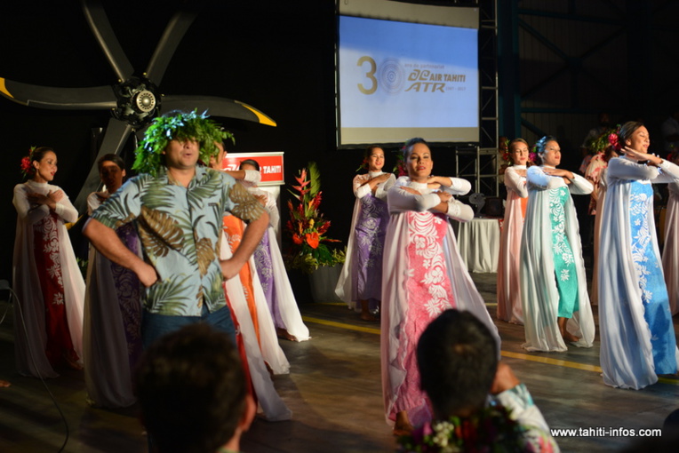 Les salariés d'Air Tahiti ont offert à leurs collègues un spectacle de danse Les salariés d'Air Tahiti ont offert à leurs collègues un spectacle de danse