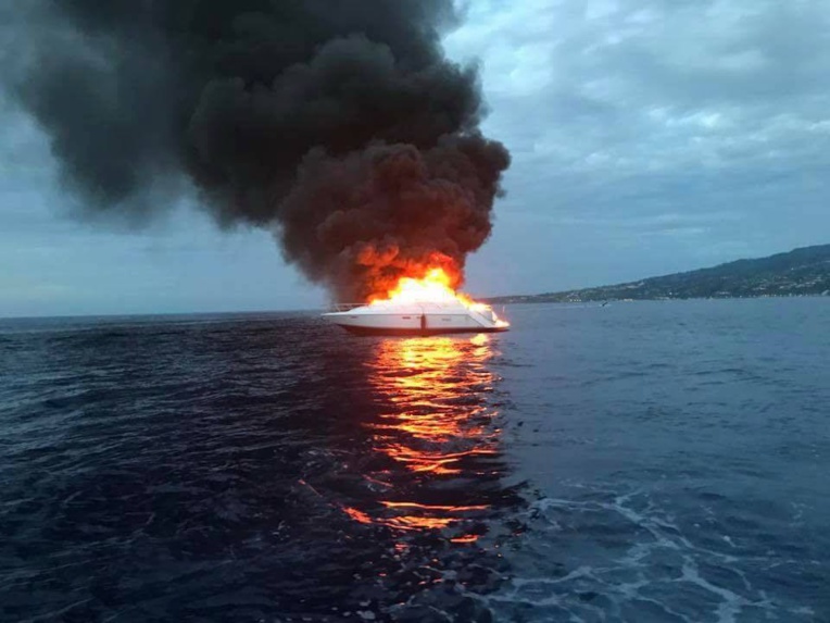 Un bateau en feu au large de Punaauia, pas de victimes Un bateau en feu au large de Punaauia, pas de victimes