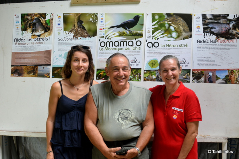 Les bénévoles du stand de l'association Manu présentent les espèces endémiques de Polynésie et la lutte contre les espèces invasives qui les menaces (le rat noir et la petite fourmi de feu en priorité). De gauche à droite : Alice Bousseyroux, Monique Franc de Ferrière et Alain Petit. Les bénévoles du stand de l'association Manu présentent les espèces endémiques de Polynésie et la lutte contre les espèces invasives qui les menaces (le rat noir et la petite fourmi de feu en priorité). De gauche à droite : Alice Bousseyroux, Monique Franc de Ferrière et Alain Petit.