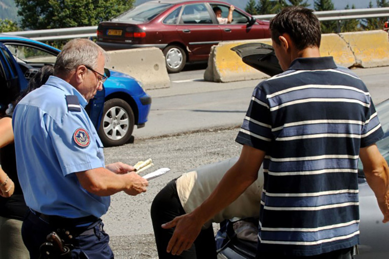 Menace terroriste: la France va maintenir les contrôles aux frontières jusqu'au 30 avril