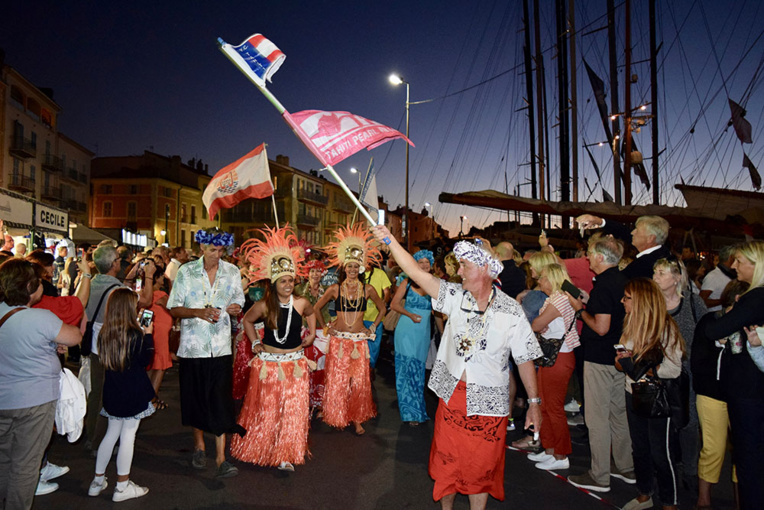 Les rues de Saint-Tropez aux couleurs de Tahiti grâce aux bénévoles de l’association Raiatea Regatta et à l’équipage vainqueur de la TPR 2017.
