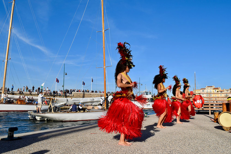 Les régatiers sont accueillis à leur retour au port par une troupe de danse tahitienne et ses musiciens.
