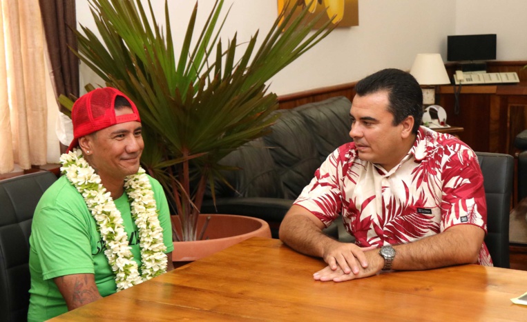 Teva Rohfritsch s’entretient avec le paracycliste Tamanui Mahuta