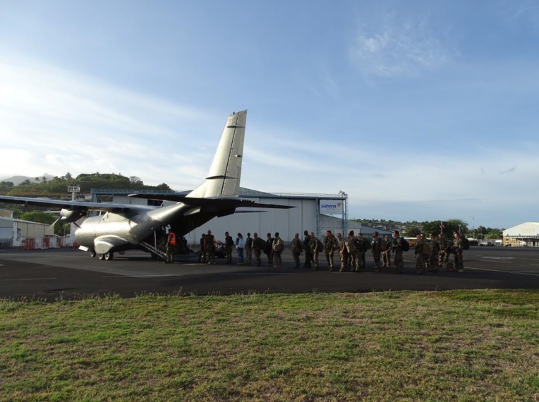 Chargement de la soute d’un CASA samedi matin. Chargement de la soute d’un CASA samedi matin.