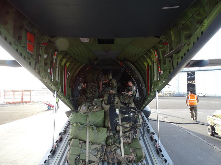 Chargement de la soute d’un CASA samedi matin. Chargement de la soute d’un CASA samedi matin.