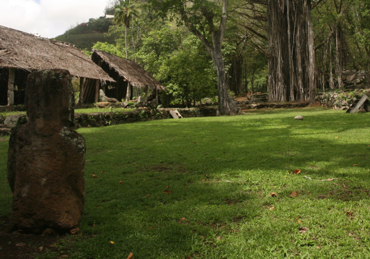 Le tohua au temps de sa splendeur, avec, sur l’esplanade, vu de dos, le moai pascuan.