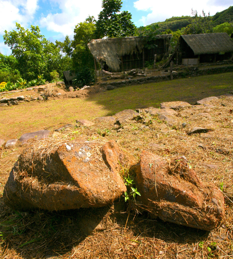 Le moai pascuan qui a été déplacé sur une plate-forme en hauteur et qui a été brisé. Il gît à terre, complètement abandonné. Le moai pascuan qui a été déplacé sur une plate-forme en hauteur et qui a été brisé. Il gît à terre, complètement abandonné.