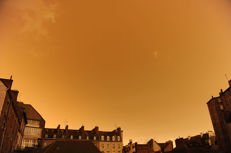 Tempête Ophelia: ciel jaune crépusculaire au-dessus de la Bretagne