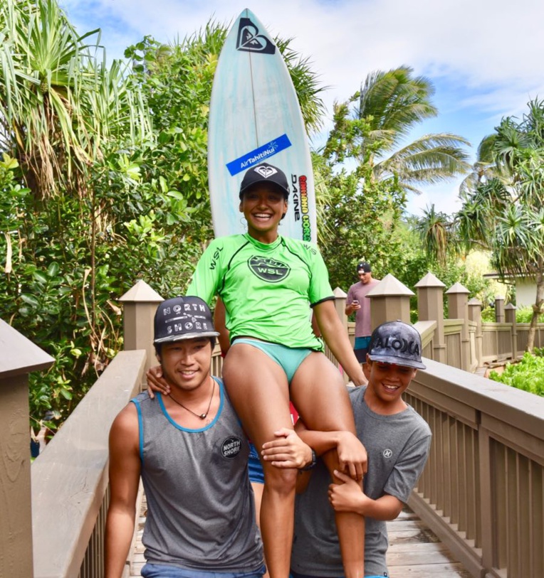 La jeune surfeuse de Huahine, soutenue par Keoni Yan et Haunui David