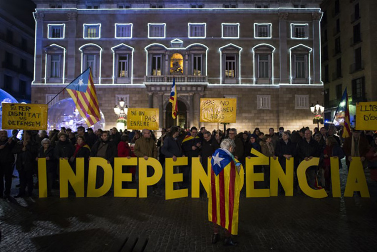 Catalogne: Madrid et Barcelone vers le choc frontal