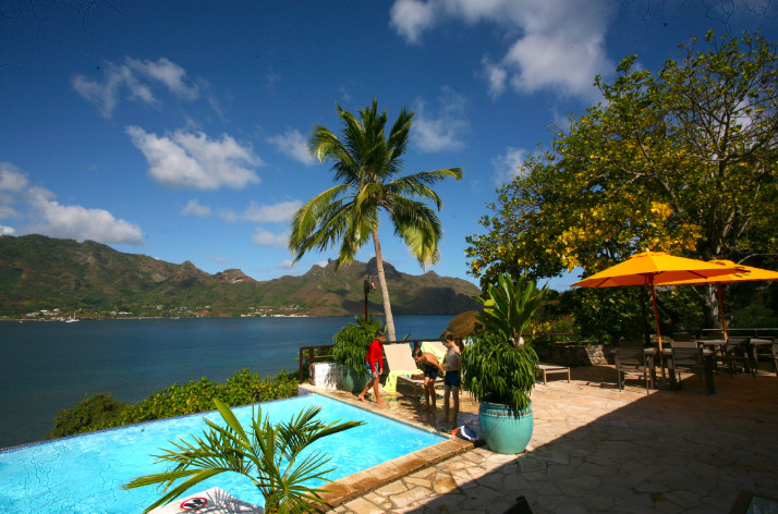 Un des atouts de l’hôtel, sa piscine dominant la baie de Taiohae ; « the place to be » après une journée de découvertes et de randonnée.